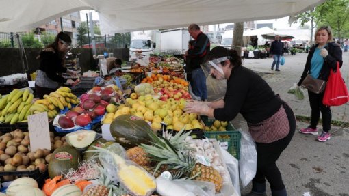 Covid-19: Feira de Famalicão atrai centenas à procura das &quot;coisinhas&quot; que a terra dá