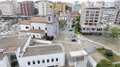 Covid-19: Pároco de Mafamude em Gaia prepara compasso de Páscoa em carrinha aberta