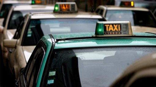 Covid-19: Parlamento chumba apoio para taxistas e domésticos em situação de precariedade