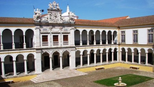 Covid-19: Universidade de Évora cede residência para profissionais da &quot;linha da frente&quot;