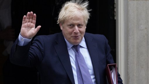 Covid-19: Estado de saúde de PM britânico Boris Johnson “continua a melhorar&quot;