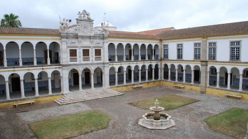 Covid-19:Universidade de Évora e Santander criam Fundo de Apoio de 200 mil euros