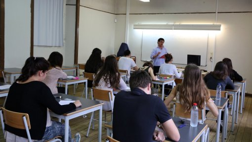 Covid-19: Alunos dos colégios mantêm os mesmos horários do tempo das aulas presenciais