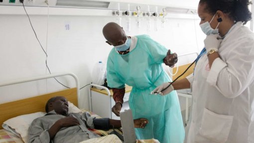 Covid-19: Angola forma 300 médicos nacionais com técnicas de medicina intensiva