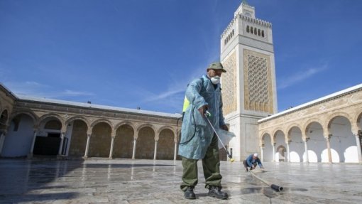 Covid-19: Tunísia retém dia de salário aos setores público e privado para combater pandemia