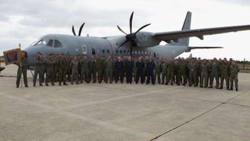 Covid-19: Força Aérea ajuda a transportar reclusos nos Açores