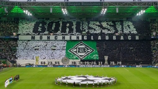 Covid-19: Adeptos do Mönchengladbach &#039;enchem&#039; estádio com réplicas em cartão