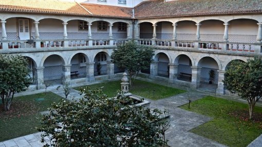 Bombeiros desinfetam em Braga lar com caso positivo