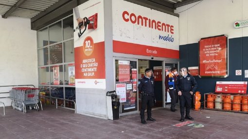 Covid-19: Três funcionários infetados obrigam a fechar supermercado Modelo de Alcobaça