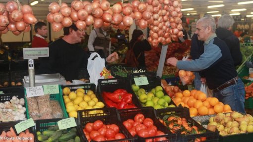 Covid-19: Um mercado a “meio gás”, com comerciantes a tentar sobreviver