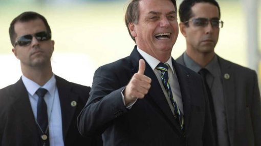 Covid-19: Bolsonaro nega ser contra democracia após participar em protesto de rua