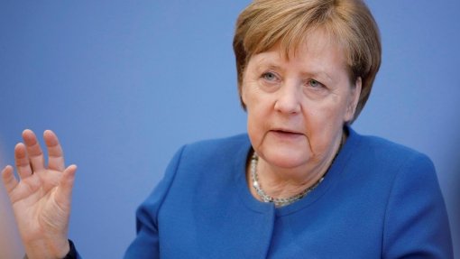 Covid-19: Merkel pede à China transparência sobre “a génese” do vírus