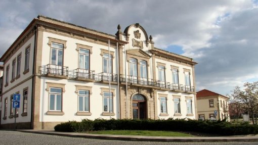 Covid-19: Vila Nova de Cerveira cede 3.ª feira primeiros 10 computadores alunos carenciados