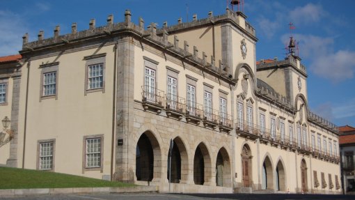 Covid-19: Barcelos dá computadores a alunos carenciados e máscaras a toda a população