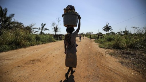 REPORTAGEM: Covid-19: Vírus em Moçambique obriga a fazer quilómetros, descalços ou em chinelos