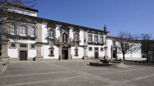 Covid-19: Câmara de Guimarães compra 500 &#039;tablets&#039; para garantir ensino à distância