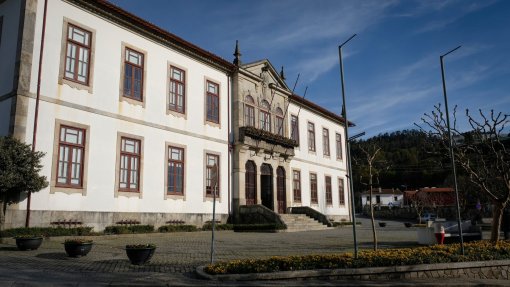 Covid-19: Arouca distribui 60 &#039;kits&#039; de proteção por doentes oncológicos carenciados