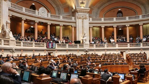 25 Abril: PS, PSD e BE reduzem deputados na sessão solene, total vai ser de 46