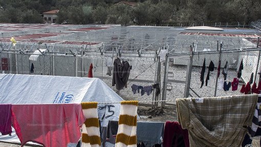 Covid-19: Dois migrantes feridos com disparos de bala na ilha grega de Lesbos