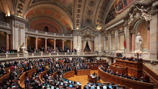 25 Abril: Parlamento faz minuto de silêncio pelas vítimas da covid-19 após proposta de Ferro