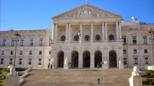 Covid-19: Parlamento pode debater já na 5.ª feira o “relançamento da economia”