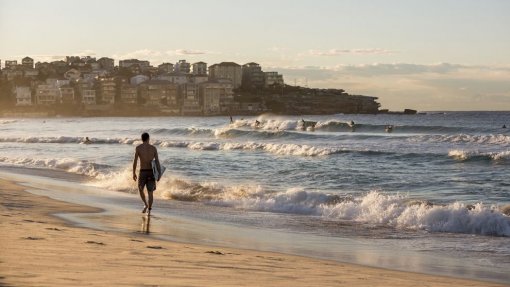 Covid-19: Centenas de surfistas na reabertura da praia australiana de Bondi