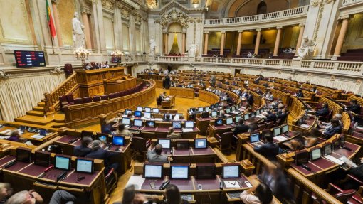 Covid-19: Plenário da AR com mais deputados e mais máscaras do que no 25 de Abril