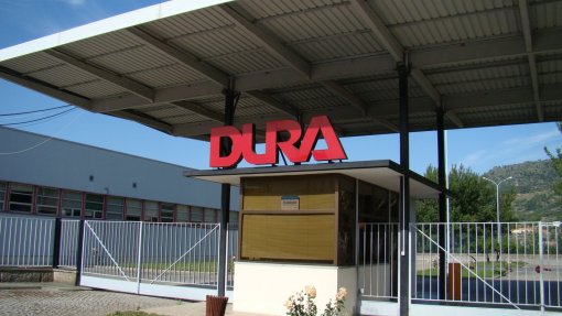 Covid-19: Dura Automotive retoma laboração na 2.ª feira mas mantém trabalhadores em ‘lay-off’