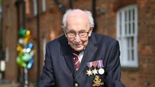 Covid-19: Veterano de guerra britânico homenageado pelo primeiro-ministro