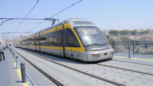 Covid-19: Metro do Porto com 81 veículos e luvas e álcool gel à venda a partir de dia 04