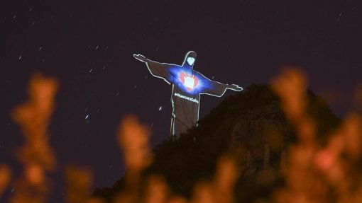 Covid-19: Cristo Redentor do Rio de Janeiro de máscara para alertar população