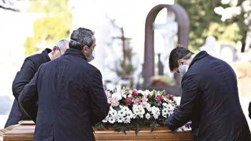 Covid-19: DGS vai publicar nova orientação sobre realização de funerais