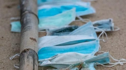 Covid-19: WWF preocupada com aumento de plástico no mar com máscaras e luvas