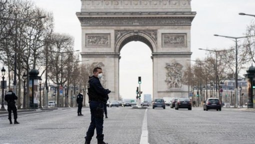 Covid-19: Risco de segunda vaga de coronavírus é alto em França, aponta estudo