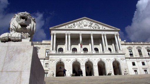 Sem-abrigo manifestam-se frente ao parlamento e criticam PR e primeiro-ministro