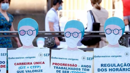 Enfermeiros pediram hoje em frente do parlamento valorização da carreira