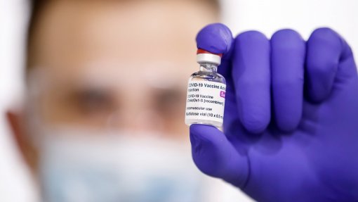 Covid-19: OMS diz que não há razão para não usar vacina da AstraZeneca