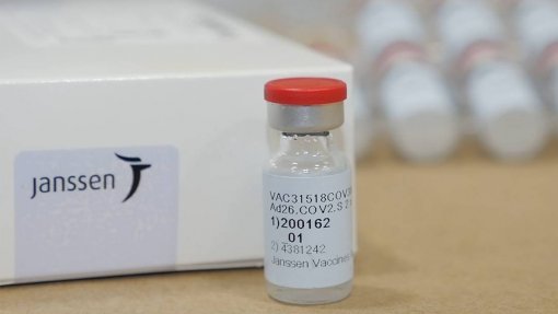 Covid-19: Regulador da UE admite ligação de vacina Janssen a coágulos sanguíneos raros