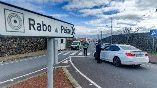 Covid-19: Governo dos Açores vai reforçar medidas em Rabo de Peixe mas afasta cerca sanitária