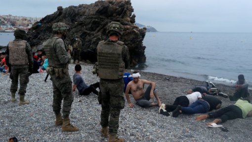 Migrações: Ceuta acordou com milhares de migrantes sem destino e militares na fronteira