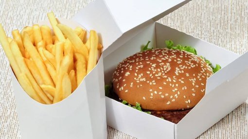 Mais de 70% das embalagens de ‘fast food’ contêm químicos resistentes - estudo