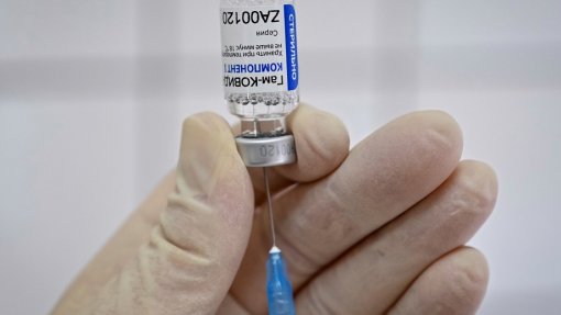 Covid-19: Farmacêutica brasileira produz primeiro lote da vacina russa Sputnik V