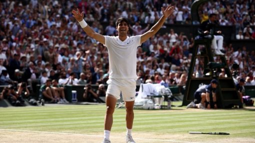 Wimbledon: Carlos Alcaraz “realiza sonho” ao conquistar o “troféu mais bonito”