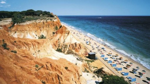 Praia da Falésia Açoteias em Albufeira interditada a banhos