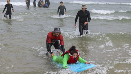 Surf adaptado na Tocha assume-se como “arma terapêutica” para doentes internados