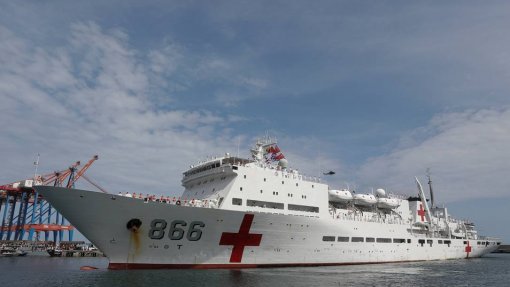 Moçambicanos e chineses trocam experiências em navio-hospital atracado em Maputo