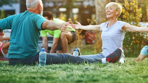 Humanos envelhecem muito em duas fases, aos 44 e aos 60 anos - estudo