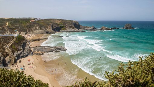 Banhos na praia da Zambujeira do Mar voltam a ser permitidos - Câmara de Odemira