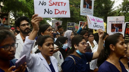 Polícia usa canhões de água contra protesto pelo assassínio de médica na Índia