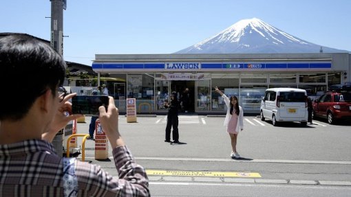 Taxa de entrada e quota diária provocam forte queda de visitantes no Monte Fuji